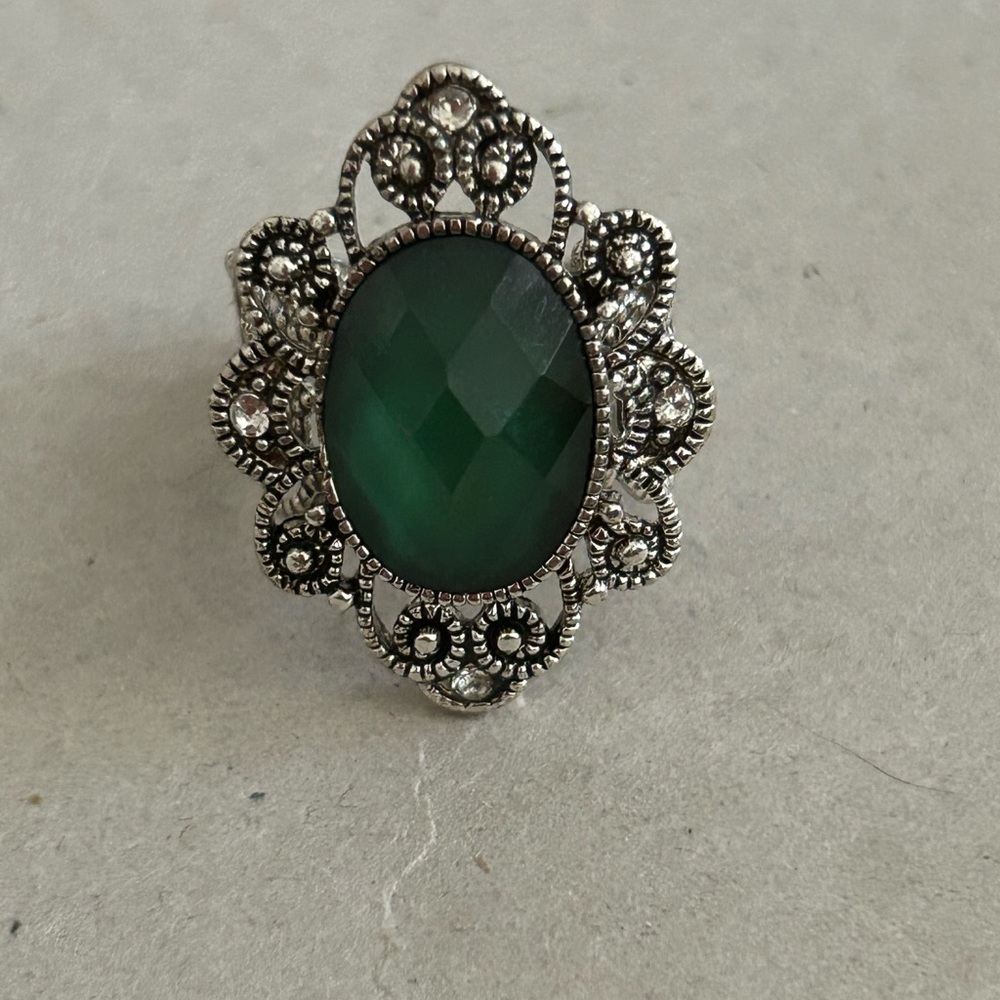 Women’s vintage Avon ring. Antique style adjustable beautiful green gemstone.